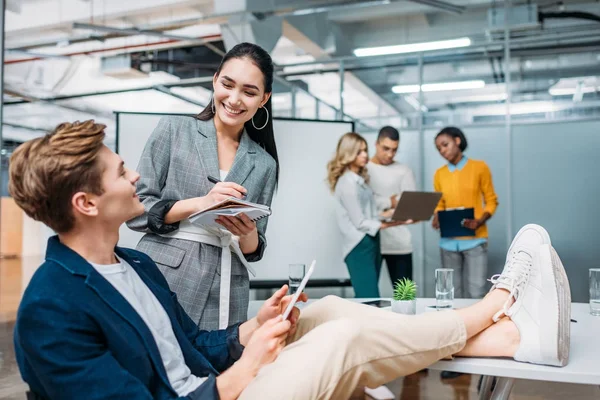 Jovem Bela Secretária Conversando Com Chefe Fazendo Anotações — Fotografia de Stock