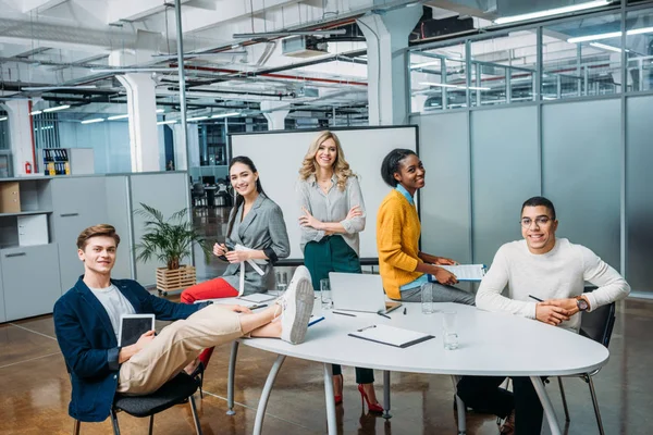 Grupo Jovens Parceiros Negócios Sala Conferências Moderno Escritório Loft — Fotografia de Stock