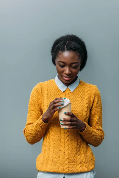 Joven Mujer Afroamericana Con Taza Café Desechable — Foto de Stock