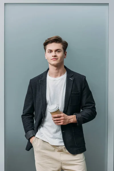 Beau Jeune Homme Avec Une Tasse Café Jetable — Photo