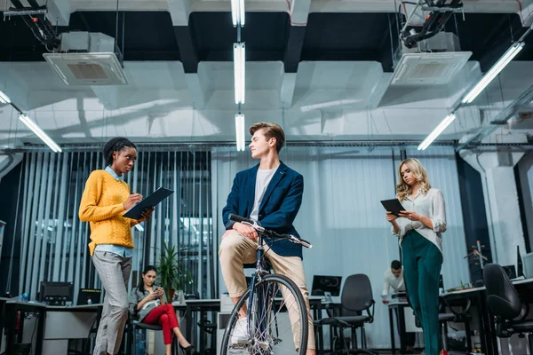 Young Businessman Bike Modern Office Partners Standing — Free Stock Photo