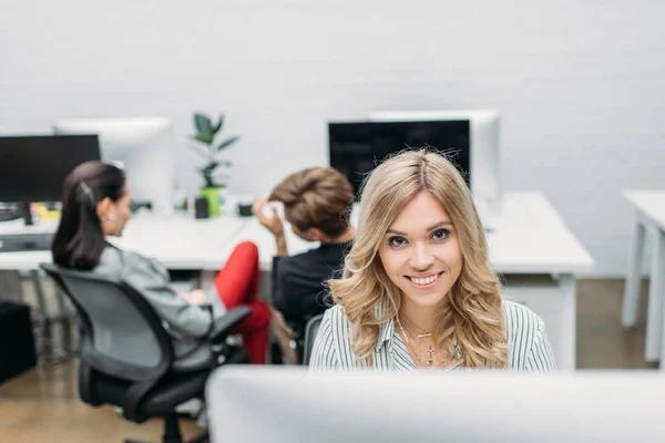 Young Beautiful Woman Working Computer Modern Office — Free Stock Photo