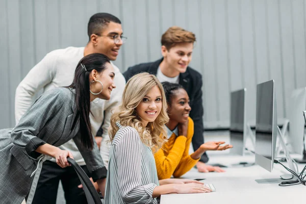 Gerentes Multiétnicos Mirando Computadora Juntos Oficina Moderna —  Fotos de Stock