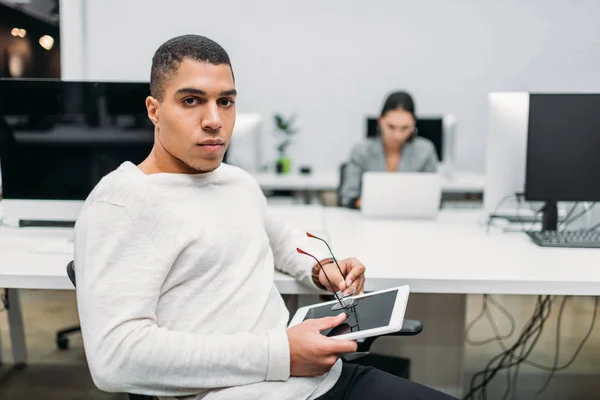 Joven Hombre Negocios Guapo Con Tableta Sentado Oficina Espacio Abierto — Foto de stock gratis