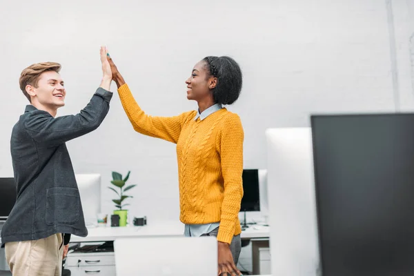 Heureux Jeunes Partenaires Affaires Donnant Cinq Dans Bureau Moderne — Photo