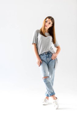 dalgın genç kadın şık giyim üzerine beyaz izole kamera bakıyor