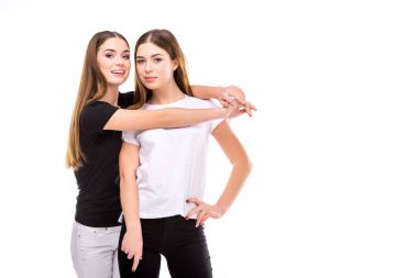 İkizler siyah beyaz şık giyim üzerine beyaz izole poz içinde portresi