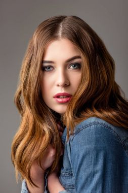 Kot ceket gri izole dalgın güzel kadın portresi