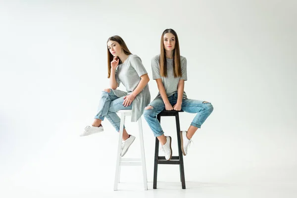 Jonge Tweelingen Soortgelijke Kleding Kijken Camera Zittend Stoelen — Stockfoto