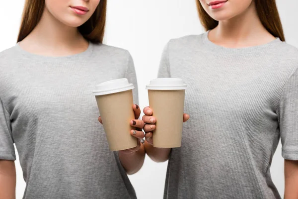 白で隔離の手に行きコーヒーを保持する女性の部分ビュー  — 無料ストックフォト