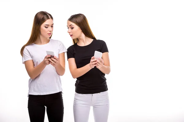 Retrato Belos Gêmeos Com Smartphones Isolados Branco — Fotografia de Stock