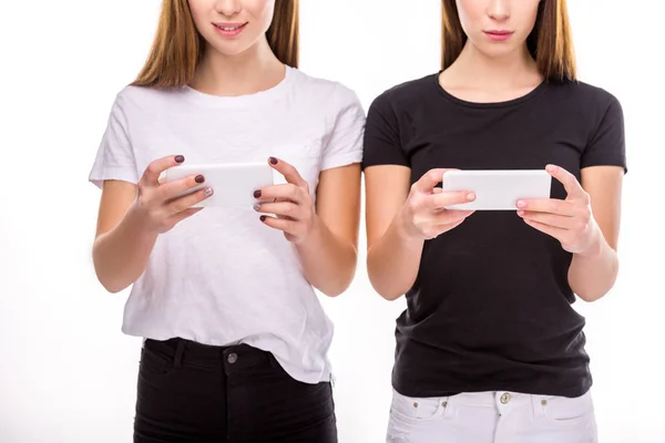 Tiro Recortado Mulheres Segurando Smartphones Mãos Isoladas Branco — Fotografia de Stock Grátis