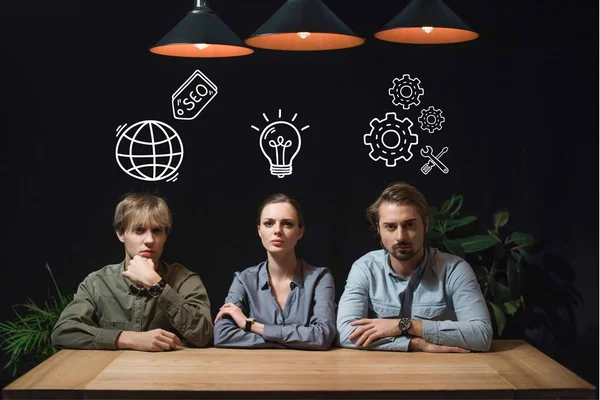 Mujer Negocios Hombres Negocios Sentados Mesa Habitación Oscura Con Iconos — Foto de Stock