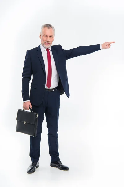 Un hombre de negocios sonriente señalando - foto de stock