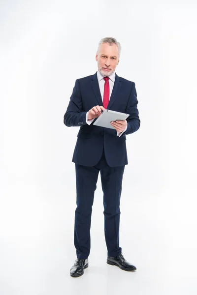 Empresario usando tableta digital — Stock Photo