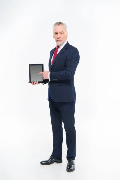 Empresario sosteniendo tableta digital - foto de stock