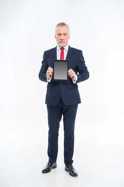 Homme d'affaires tenant tablette numérique — Photo de stock