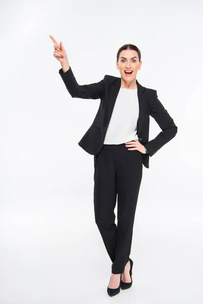 Mujer de negocios sorprendida señalando - foto de stock