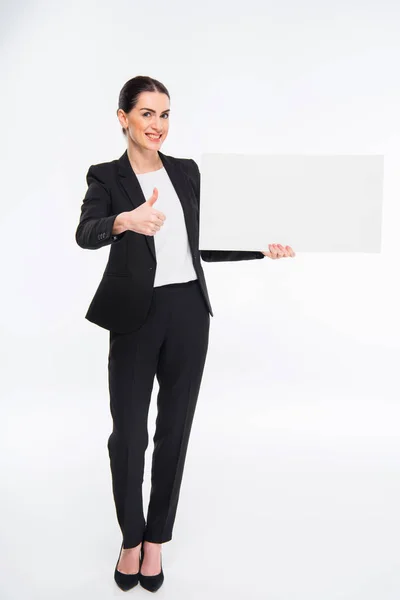Empresaria sosteniendo tarjeta en blanco - foto de stock
