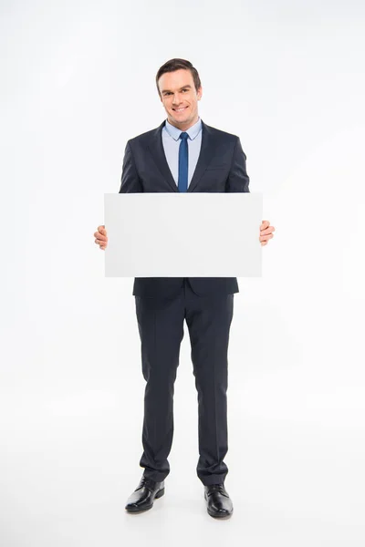 Empresario sosteniendo tarjeta en blanco - foto de stock