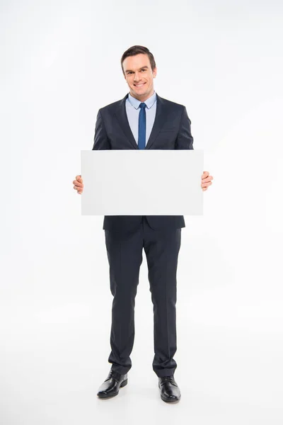 Empresário segurando cartão em branco — Fotografia de Stock