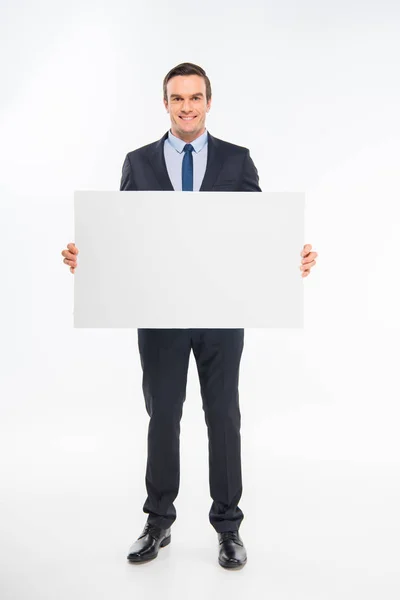 Empresario sosteniendo tarjeta en blanco - foto de stock