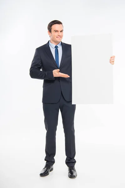 Empresario sosteniendo tarjeta en blanco - foto de stock