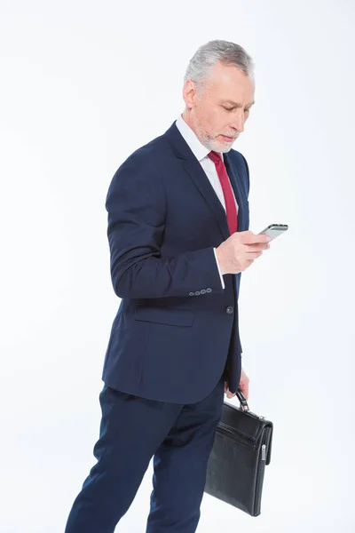 Homme d'affaires utilisant un smartphone — Photo de stock