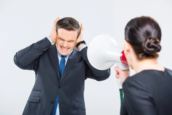 Empresaria gritándole a hombre de negocios - foto de stock