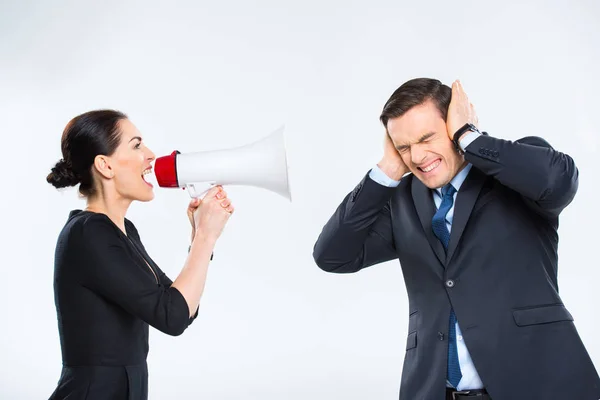 Empresaria gritándole a hombre de negocios - foto de stock