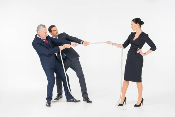 Geschäftsleute ziehen Seil — Stockfoto