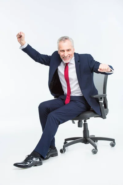 Hombre de negocios en silla de oficina - foto de stock