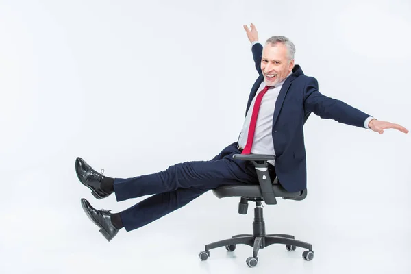 Hombre de negocios en silla de oficina - foto de stock