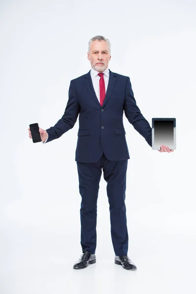 Maduro hombre de negocios con dispositivos — Stock Photo