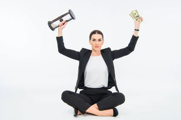 Mujer de negocios con reloj de arena y dinero - foto de stock