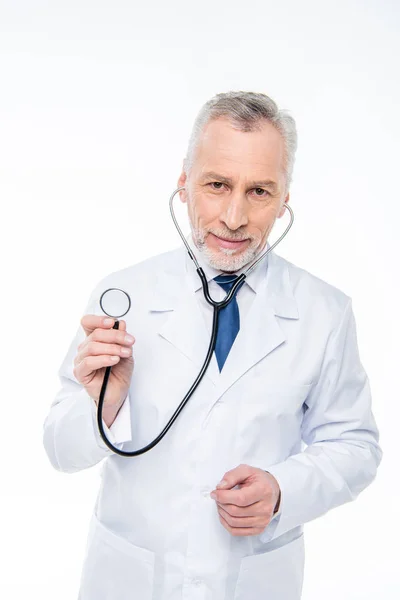 Médico maduro con estetoscopio - foto de stock
