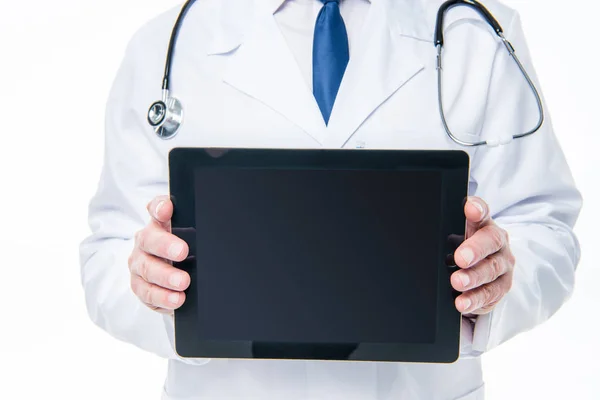 Доктор держит цифровой планшет — стоковое фото