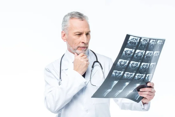 Лікар дивиться на рентгенівський знімок — стокове фото