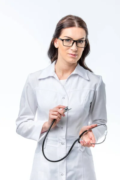 Femme médecin avec stéthoscope — Photo de stock