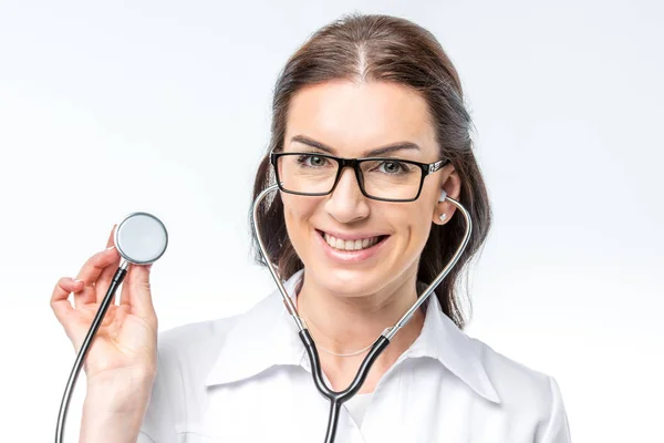 Medico donna con stetoscopio — Foto stock