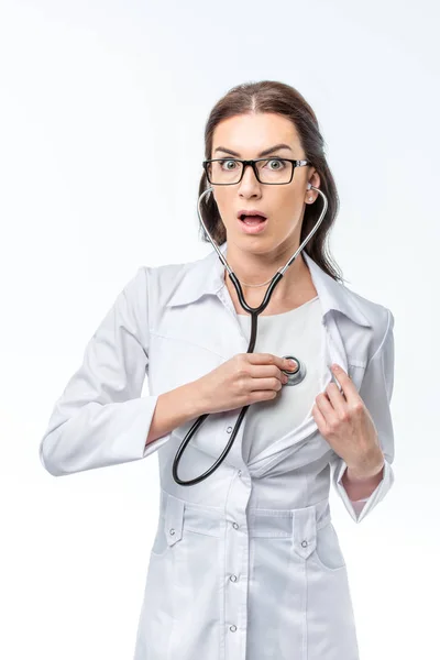 Médico feminino com estetoscópio — Fotografia de Stock