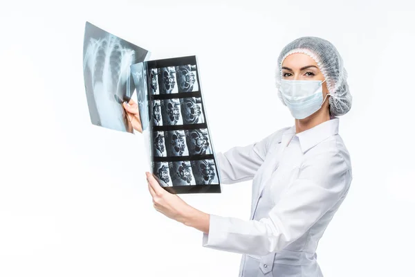 Docteur tenant une image radiographique — Photo de stock