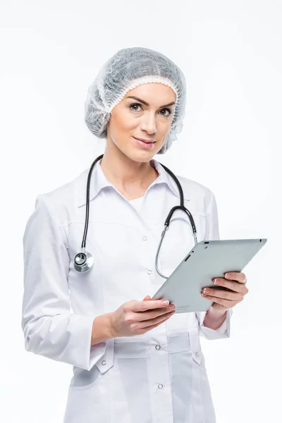 Medico in possesso di tablet digitale — Foto stock