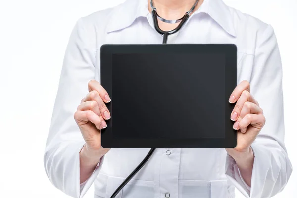 Medico in possesso di tablet digitale — Foto stock