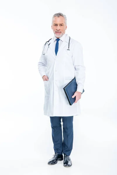Зрелый врач со стетоскопом — стоковое фото