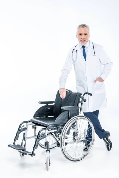Улыбающийся доктор с инвалидной коляской — стоковое фото
