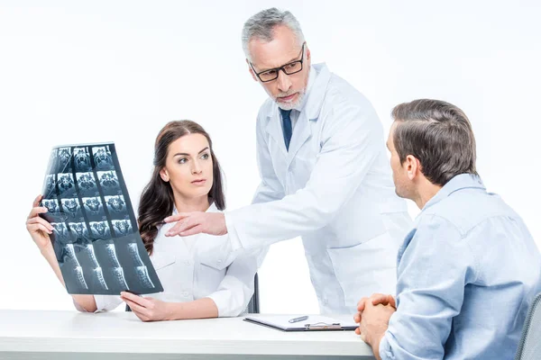 Médecins examinant l'image radiographique — Photo de stock