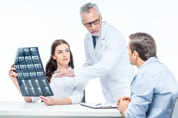 Médicos examinando imagem de raios-x — Fotografia de Stock