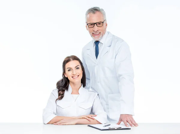 Dos doctores sonrientes - foto de stock