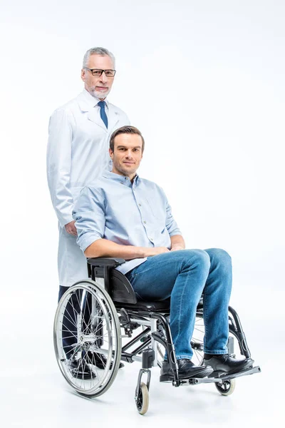 Hombre discapacitado y médico - foto de stock